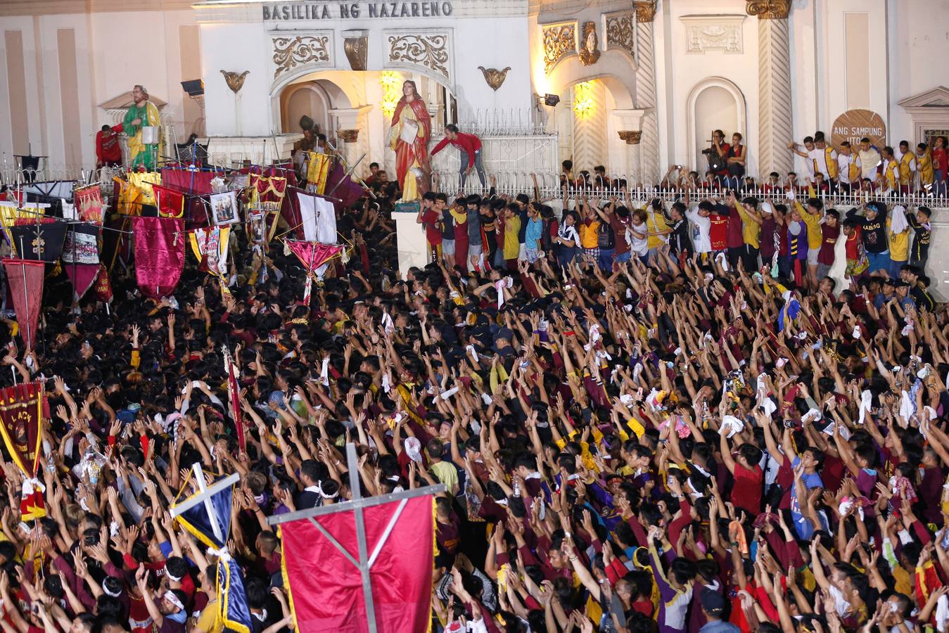 Devotos católicos descalzos empujan durante la procesión en un intento por tocar el Nazareno Negro, una estatua centenaria de un Jesucristo sufriente. Se dice que la estatua de madera de tamaño natural fue traída a Manila (Filipinas), por un sacerdote español.