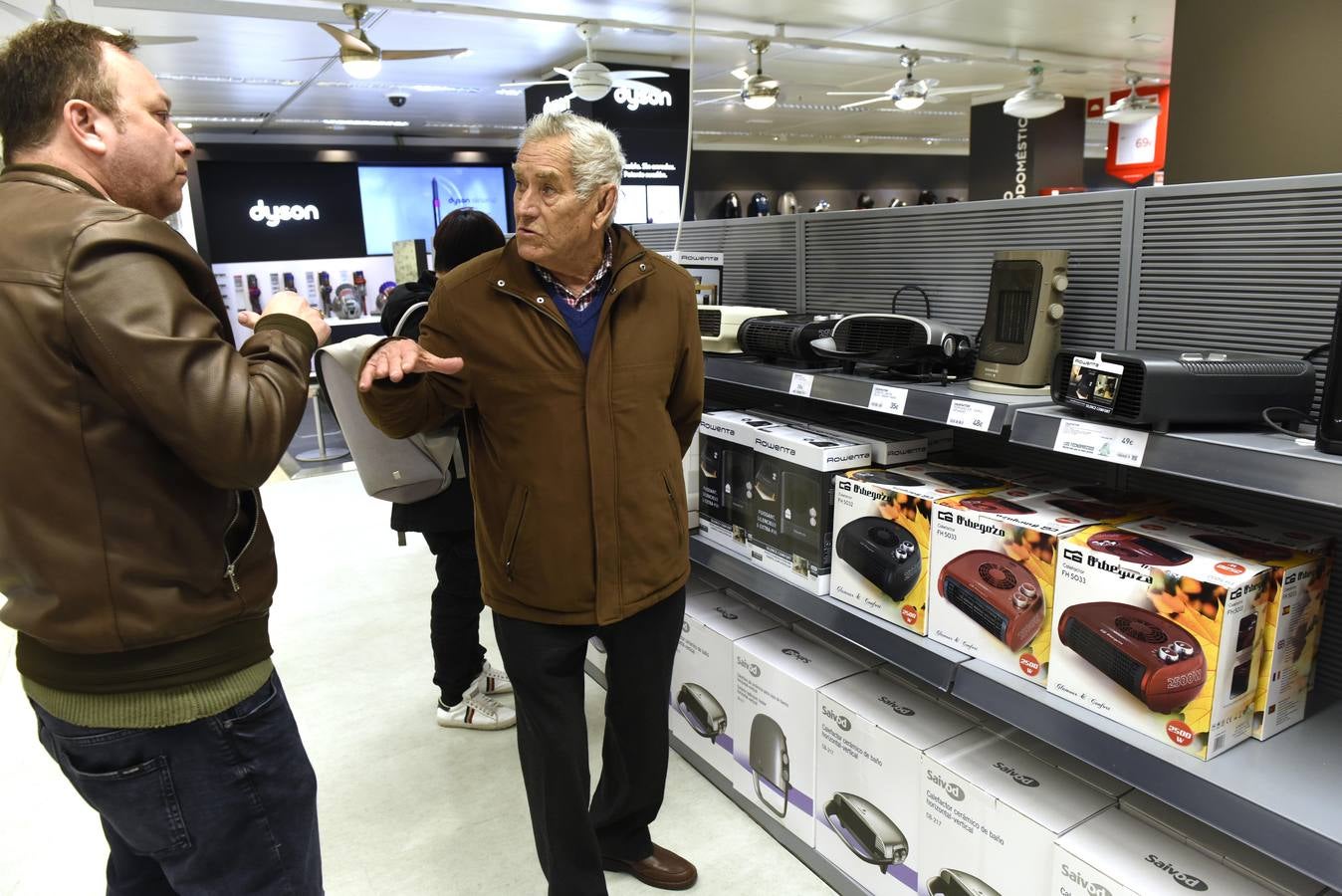 Los establecimientos comerciales, tiendas de electrodomésticos e instaladores elevan su actividad con la con la primera ola de frío invernal