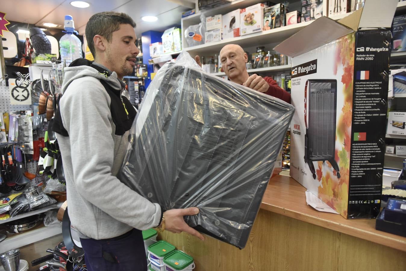 Los establecimientos comerciales, tiendas de electrodomésticos e instaladores elevan su actividad con la con la primera ola de frío invernal.