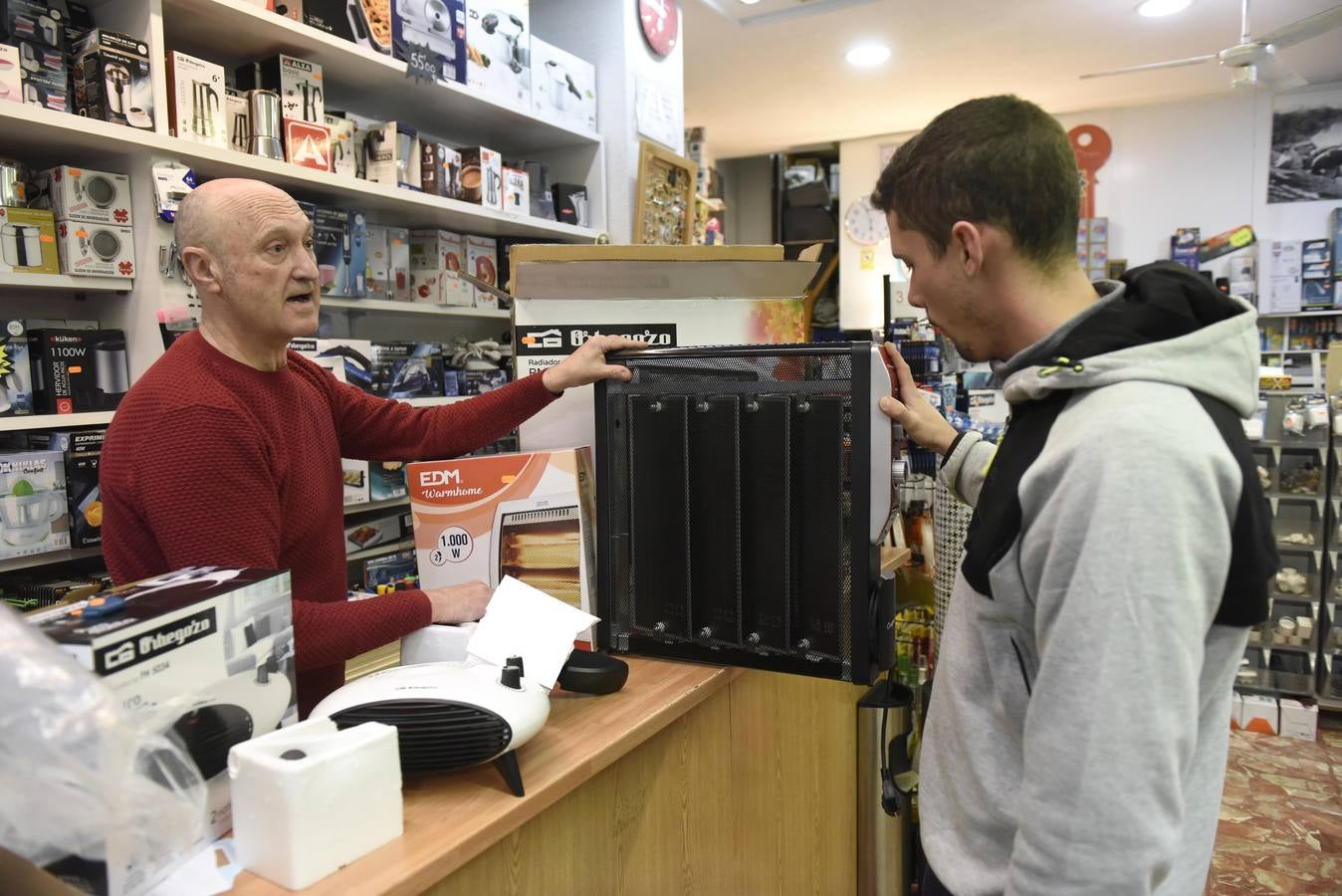 Los establecimientos comerciales, tiendas de electrodomésticos e instaladores elevan su actividad con la con la primera ola de frío invernal.