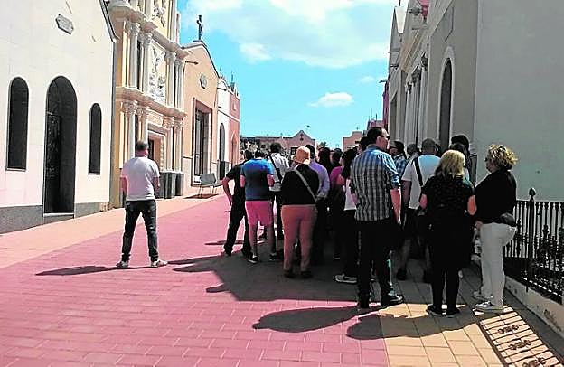 Una de las visitas guiadas al cementerio. 