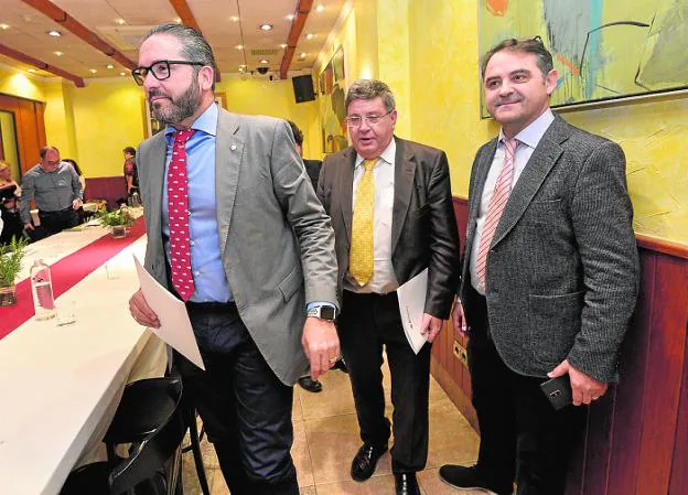 Miguel López Abad (i) acompañado por José Daniel Martín y Valentín Izquierdo, ayer. 