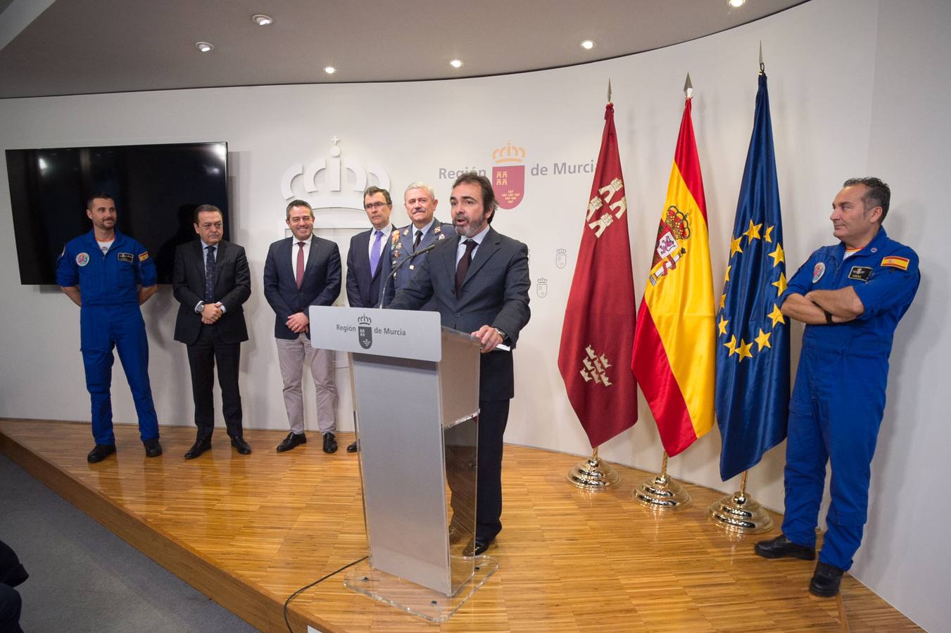 Recogen donativos para fabricar la enseña más grande de España y lanzarla en paracaídas en la conmemoración de su 175 aniversario