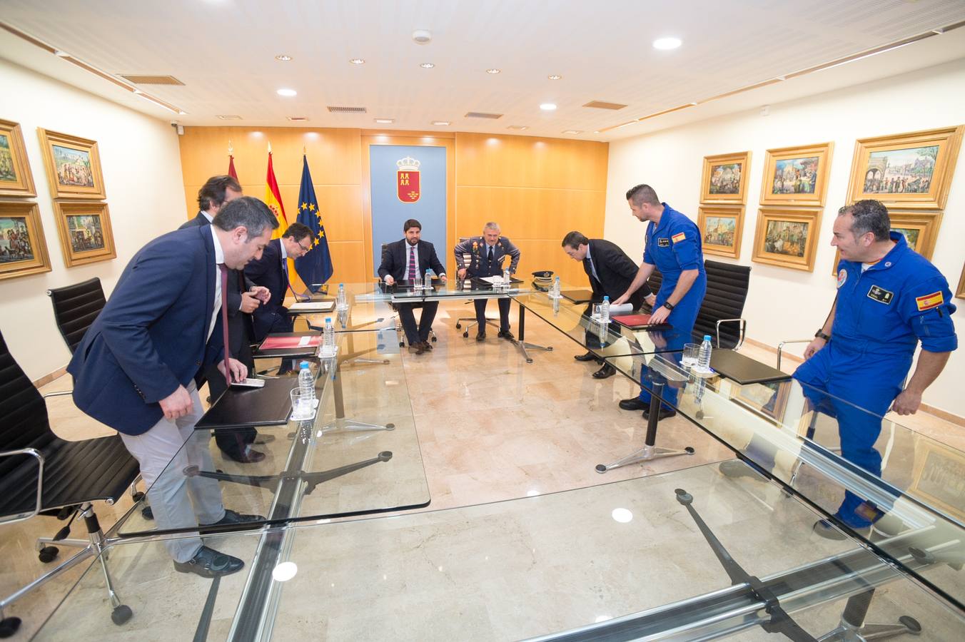 Recogen donativos para fabricar la enseña más grande de España y lanzarla en paracaídas en la conmemoración de su 175 aniversario