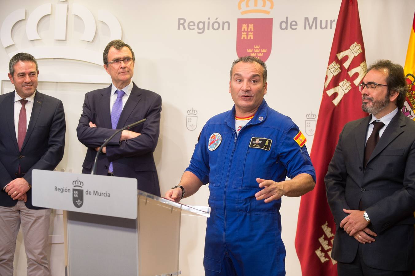 Recogen donativos para fabricar la enseña más grande de España y lanzarla en paracaídas en la conmemoración de su 175 aniversario