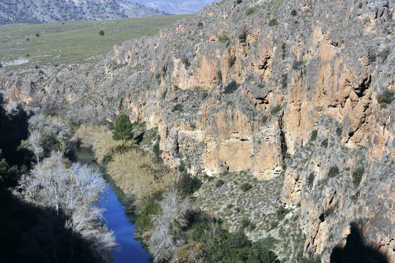 Un increíble paseo por la Senda de los Estraperlistas, con ascensión a la cima de la Albarda