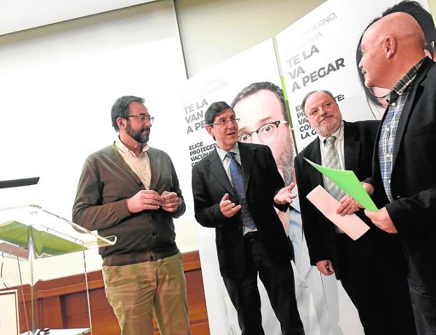 Asensio López, Manuel Villegas, José Carlos Vicente y Roque Martínez, ayer en la presentación del plan de actuación frente a la epidemia de gripe. 