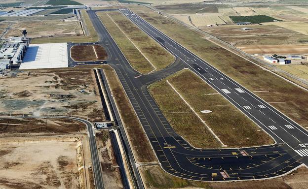 Vista aérea de la terminal y de las pistas del aeropuerto de Corvera. 