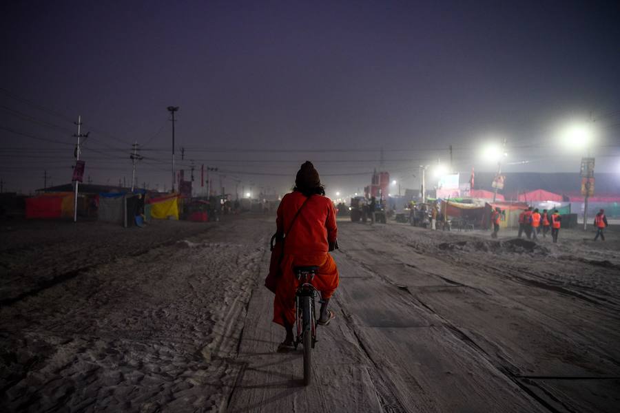 El festival Kumbh Mela atrae a millones de peregrinos hindúes a la confluencia sagrada de los ríos Yamuna y Ganges durante 49 días entre el 15 de enero y el 4 de marzo.