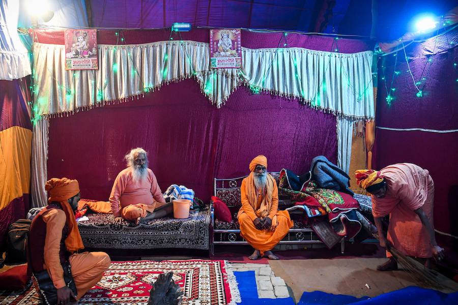 El festival Kumbh Mela atrae a millones de peregrinos hindúes a la confluencia sagrada de los ríos Yamuna y Ganges durante 49 días entre el 15 de enero y el 4 de marzo.