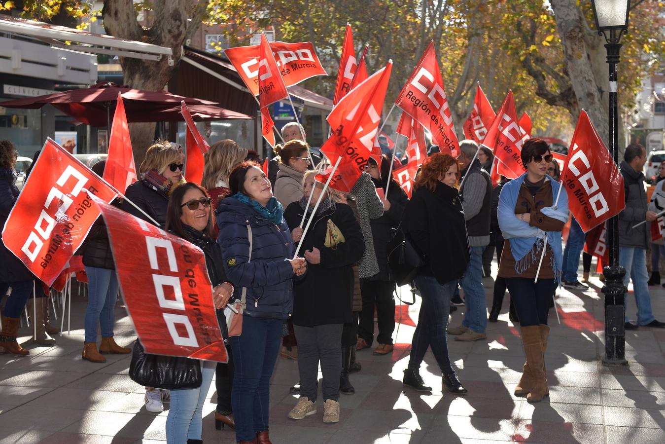 Convocados por UGT y Comisiones Obreras, se concentraron ayer un centenar de personas ante el Instituto Nacional de la Seguridad Social (INSS) en Murcia para escenificar su demanda.