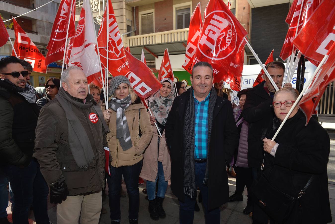 Convocados por UGT y Comisiones Obreras, se concentraron ayer un centenar de personas ante el Instituto Nacional de la Seguridad Social (INSS) en Murcia para escenificar su demanda.