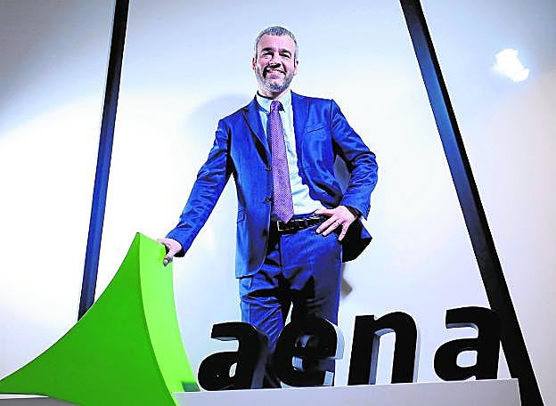 Maurici Lucena posa en la sede Aena, en Madrid, el pasado viernes. Sustituyó en julio al murciano Jaime García- Legaz, debido al cambio de Gobierno. ::