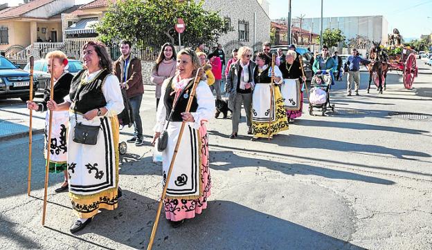 San Antón, en una carreta, ayer precedido por romeras. rodríguez