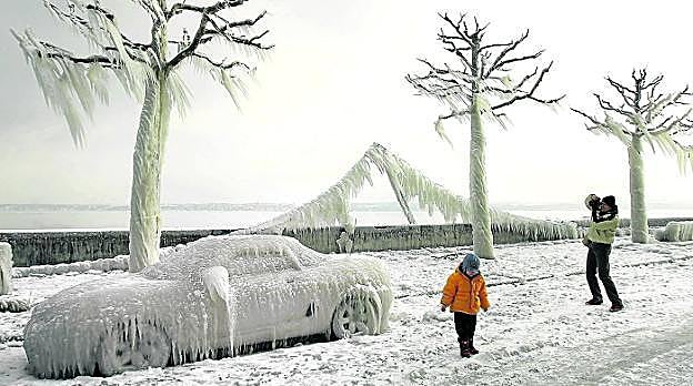 Los espectaculares efectos de una tormenta de hielo a orilla del lago Ginebra, en Suiza. 