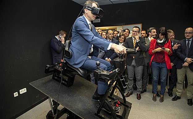 El ministro Pedro Duque prueba el simulador de conducción de tractores que está desarrollando la UPCT.