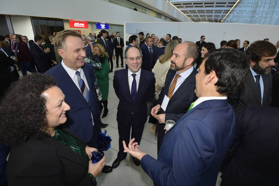 Autoridades de distintos ámbitos de la Región disfrutaron de un almuerzo en las instalaciones del nuevo aeródromo que abrió sus puertas este martes