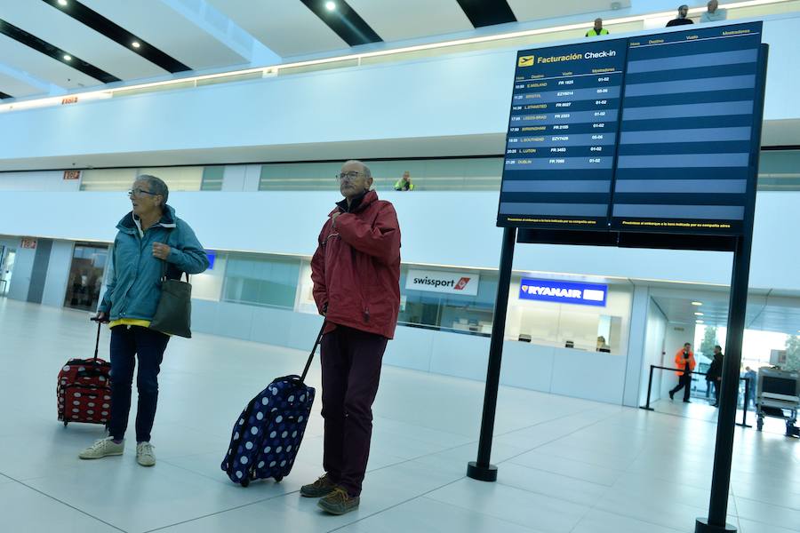 El primer avión en tocar tierra llegó con 25 minutos de antelación tras completar un vuelo sin incidentes