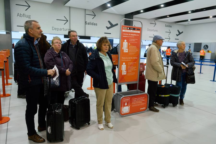 El primer avión en tocar tierra llegó con 25 minutos de antelación tras completar un vuelo sin incidentes
