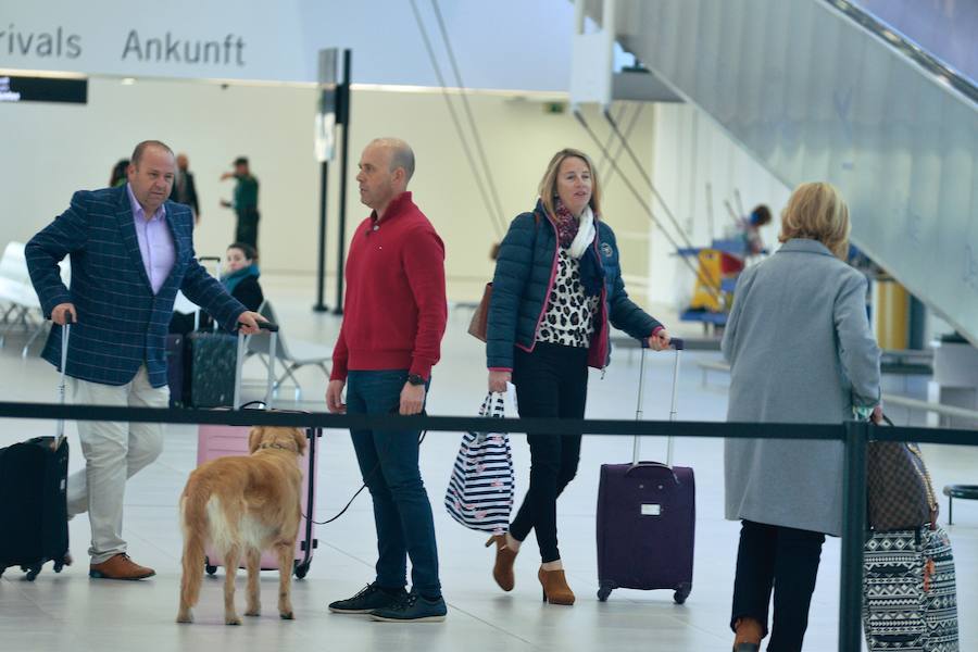 El primer avión en tocar tierra llegó con 25 minutos de antelación tras completar un vuelo sin incidentes