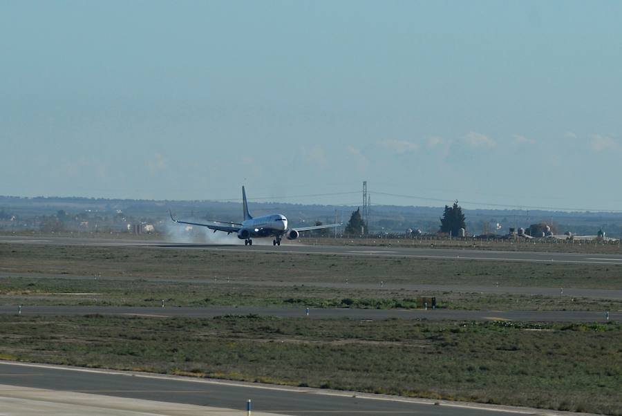 El primer avión en tocar tierra llegó con 25 minutos de antelación tras completar un vuelo sin incidentes