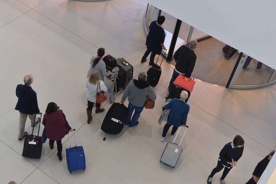 El primer avión en tocar tierra llegó con 25 minutos de antelación tras completar un vuelo sin incidentes