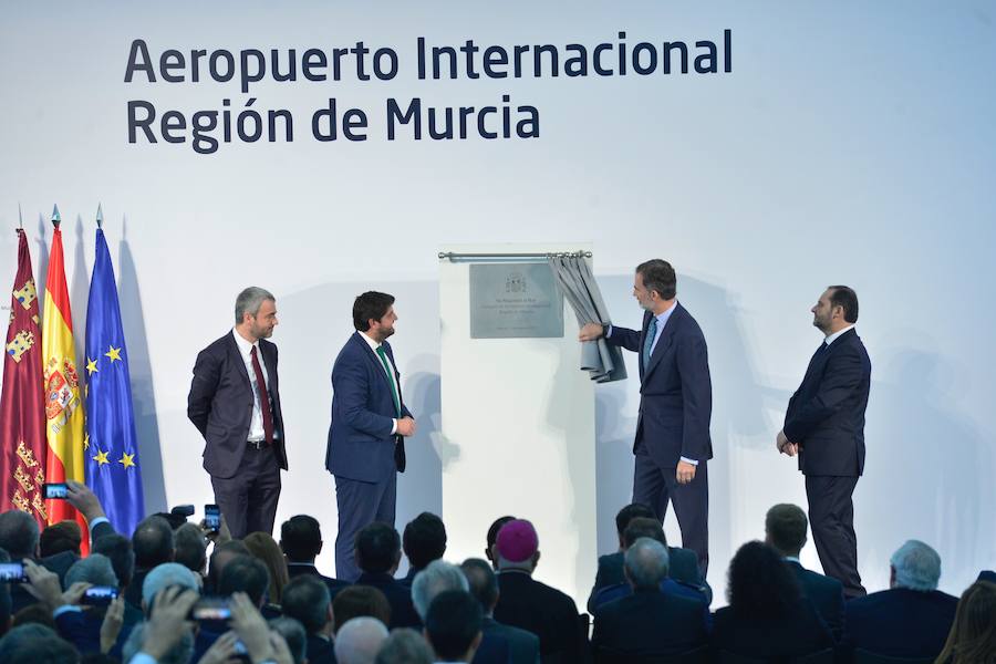 El monarca, acompañado por el presidente de la Comunidad, el ministro de Fomento, el delegado del Gobierno y el alcalde de Murcia entre otras autoridades, recorrió la terminal y examinó las infraestructuras