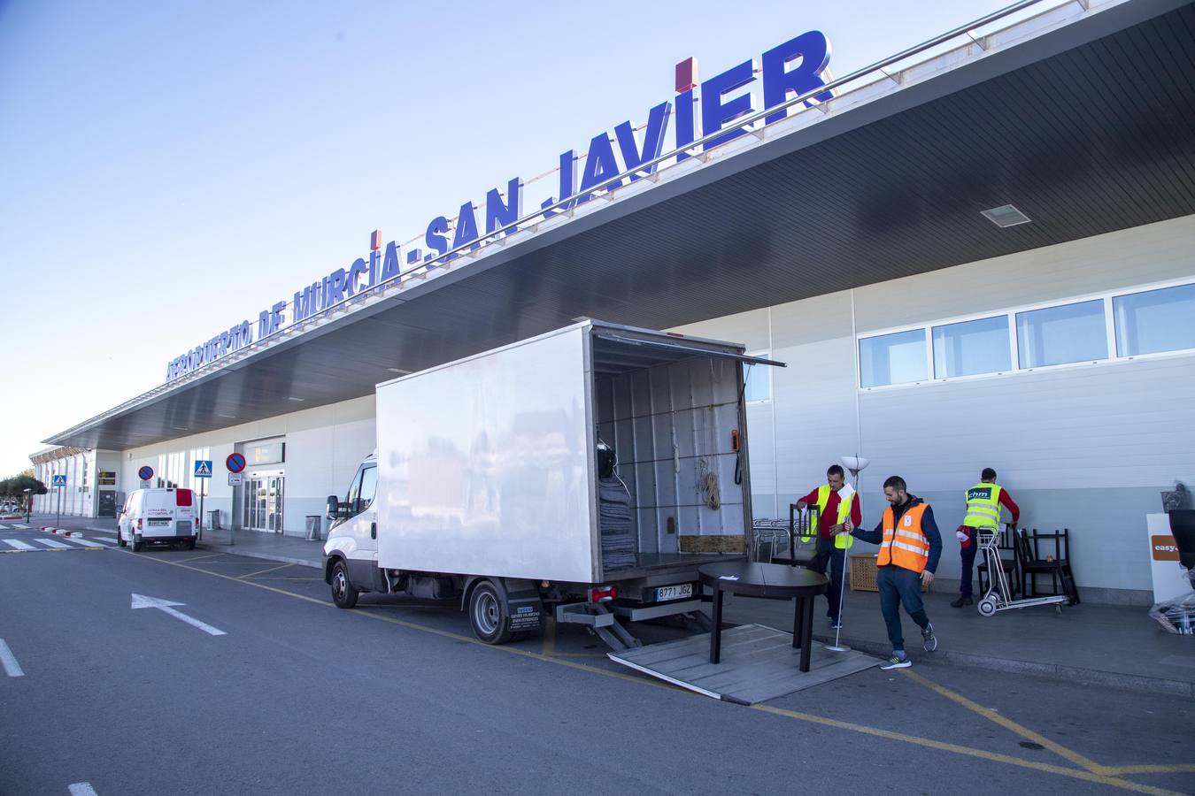 Los empleados del aeropuerto de San Javier realizaron la mudanza a las instalaciones de Corvera. Los últimos pasajeros de San Javier se despiden. 