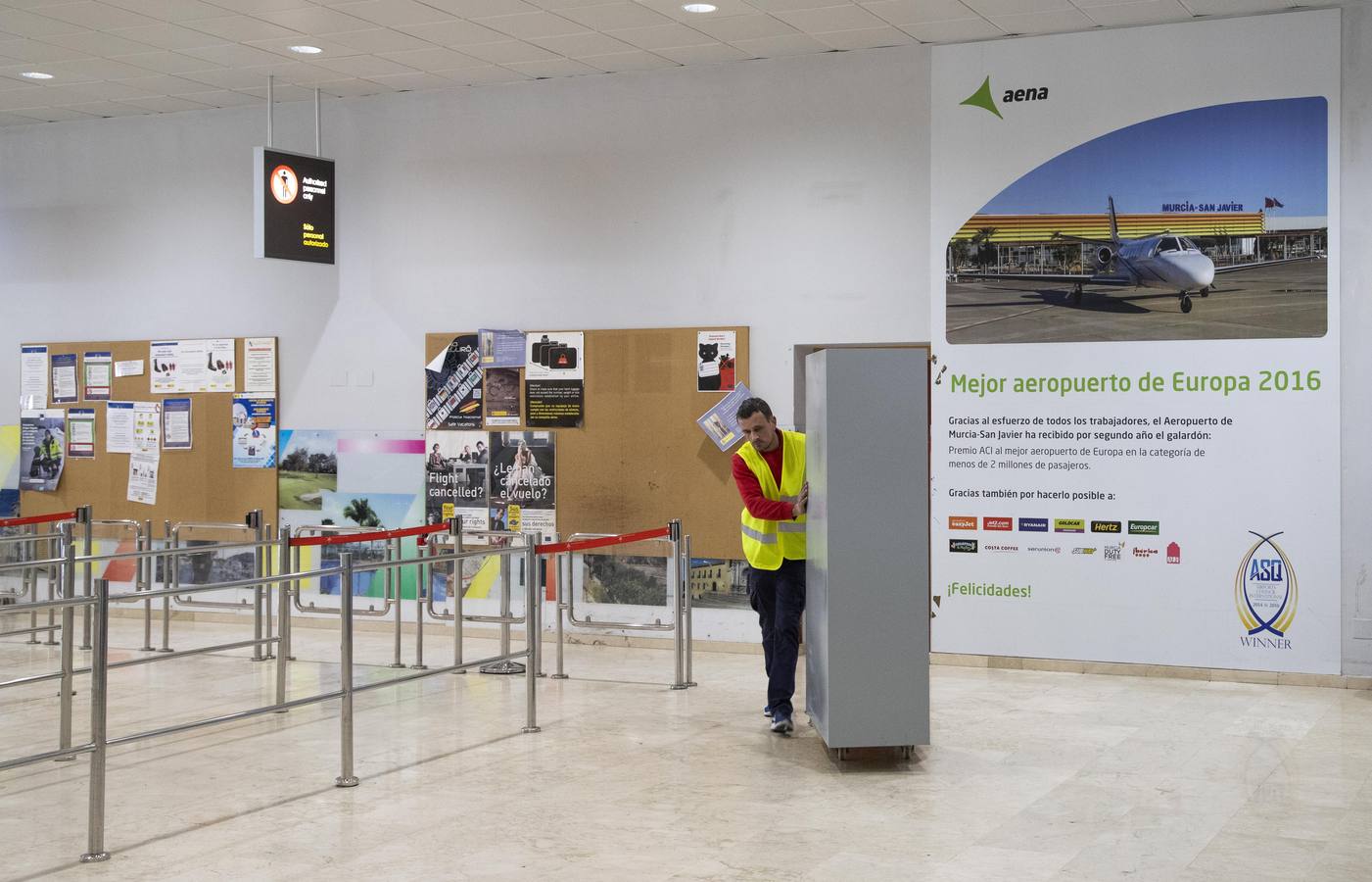 Los empleados del aeropuerto de San Javier realizaron la mudanza a las instalaciones de Corvera. Los últimos pasajeros de San Javier se despiden. 