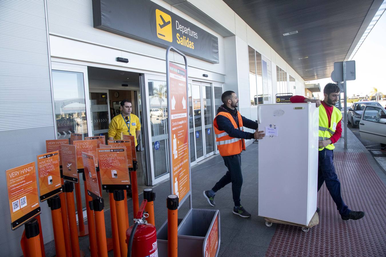 Los empleados del aeropuerto de San Javier realizaron la mudanza a las instalaciones de Corvera. Los últimos pasajeros de San Javier se despiden. 