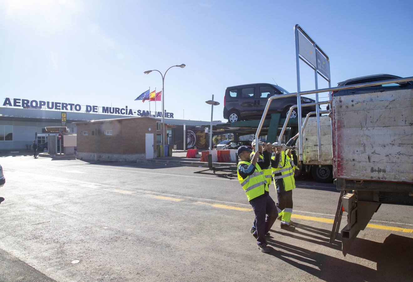 Los empleados del aeropuerto de San Javier realizaron la mudanza a las instalaciones de Corvera. Los últimos pasajeros de San Javier se despiden. 