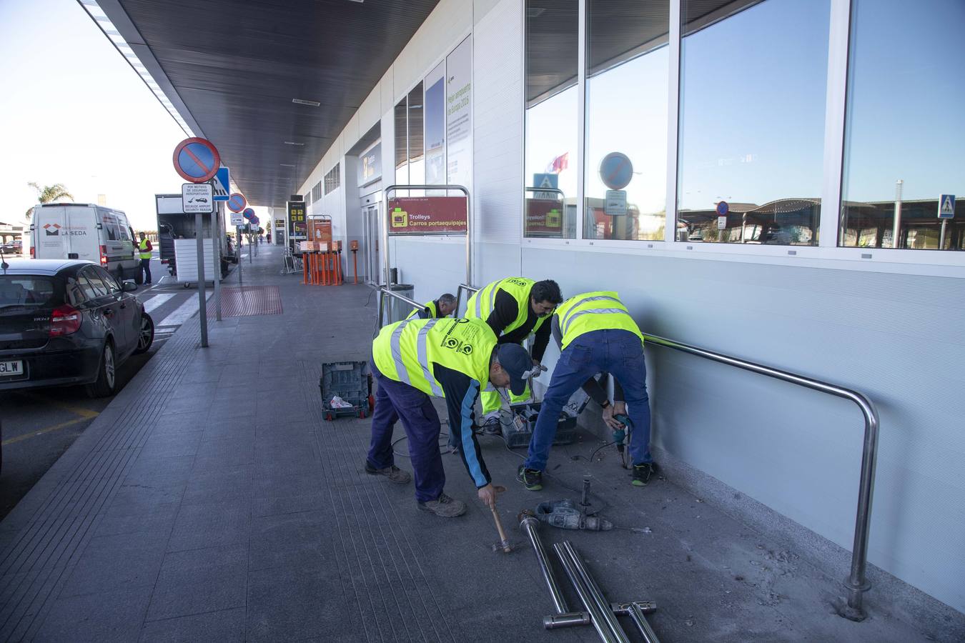 Los empleados del aeropuerto de San Javier realizaron la mudanza a las instalaciones de Corvera. Los últimos pasajeros de San Javier se despiden. 