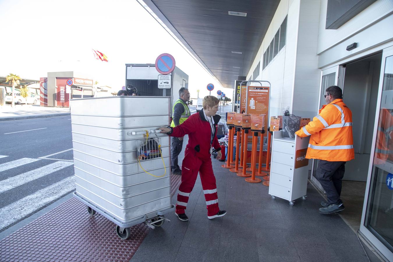 Los empleados del aeropuerto de San Javier realizaron la mudanza a las instalaciones de Corvera. Los últimos pasajeros de San Javier se despiden. 