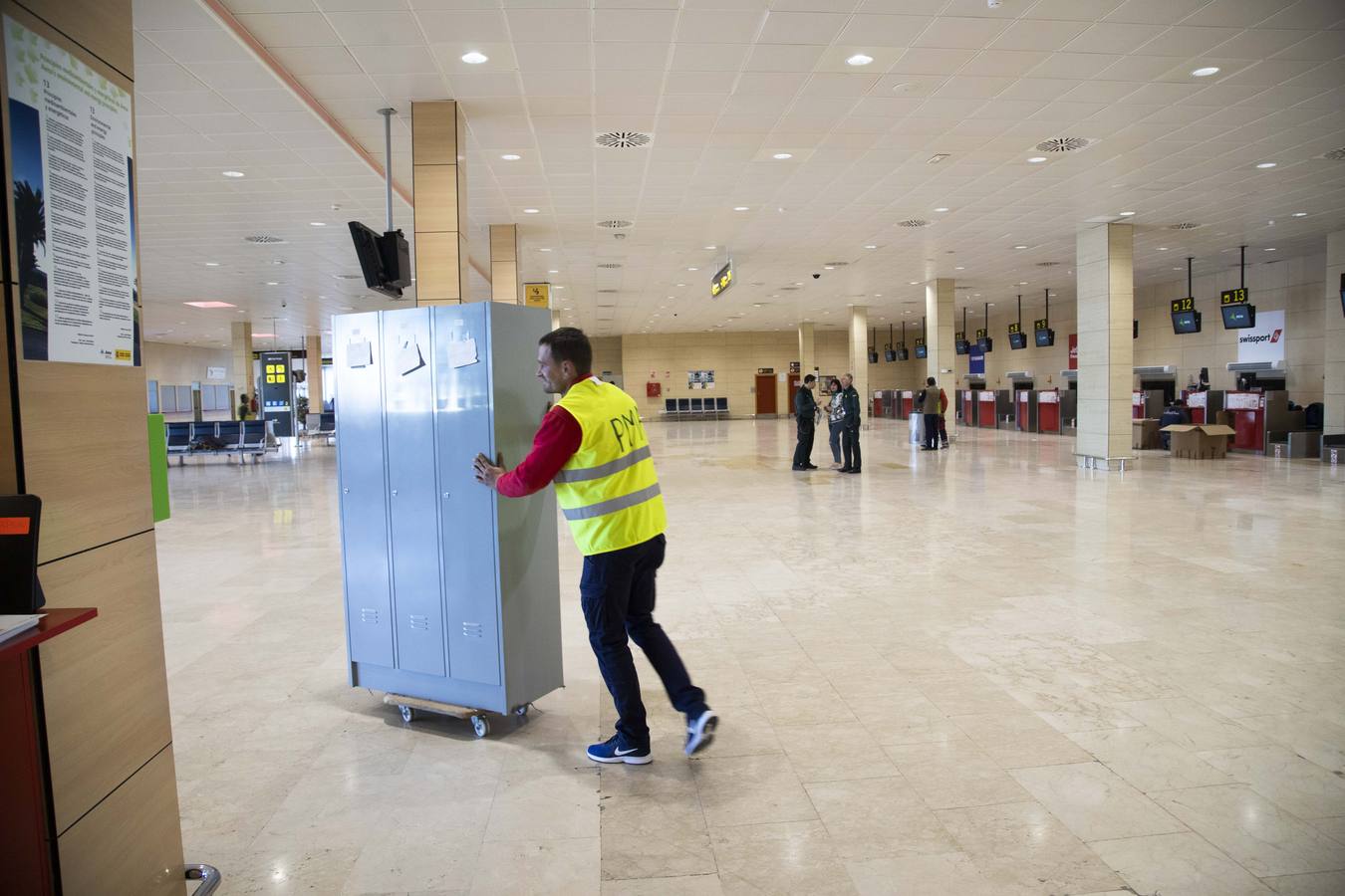 Los empleados del aeropuerto de San Javier realizaron la mudanza a las instalaciones de Corvera. Los últimos pasajeros de San Javier se despiden. 