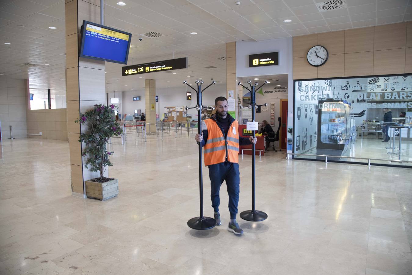 Los empleados del aeropuerto de San Javier realizaron la mudanza a las instalaciones de Corvera. Los últimos pasajeros de San Javier se despiden. 