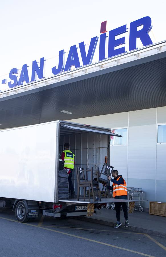 Los empleados del aeropuerto de San Javier realizaron la mudanza a las instalaciones de Corvera. Los últimos pasajeros de San Javier se despiden. 