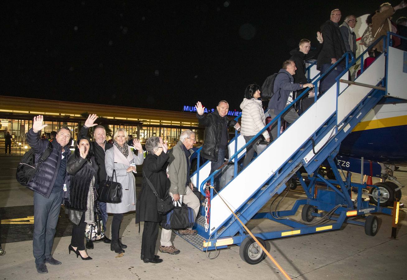 Los empleados del aeropuerto de San Javier realizaron la mudanza a las instalaciones de Corvera. Los últimos pasajeros de San Javier se despiden. 