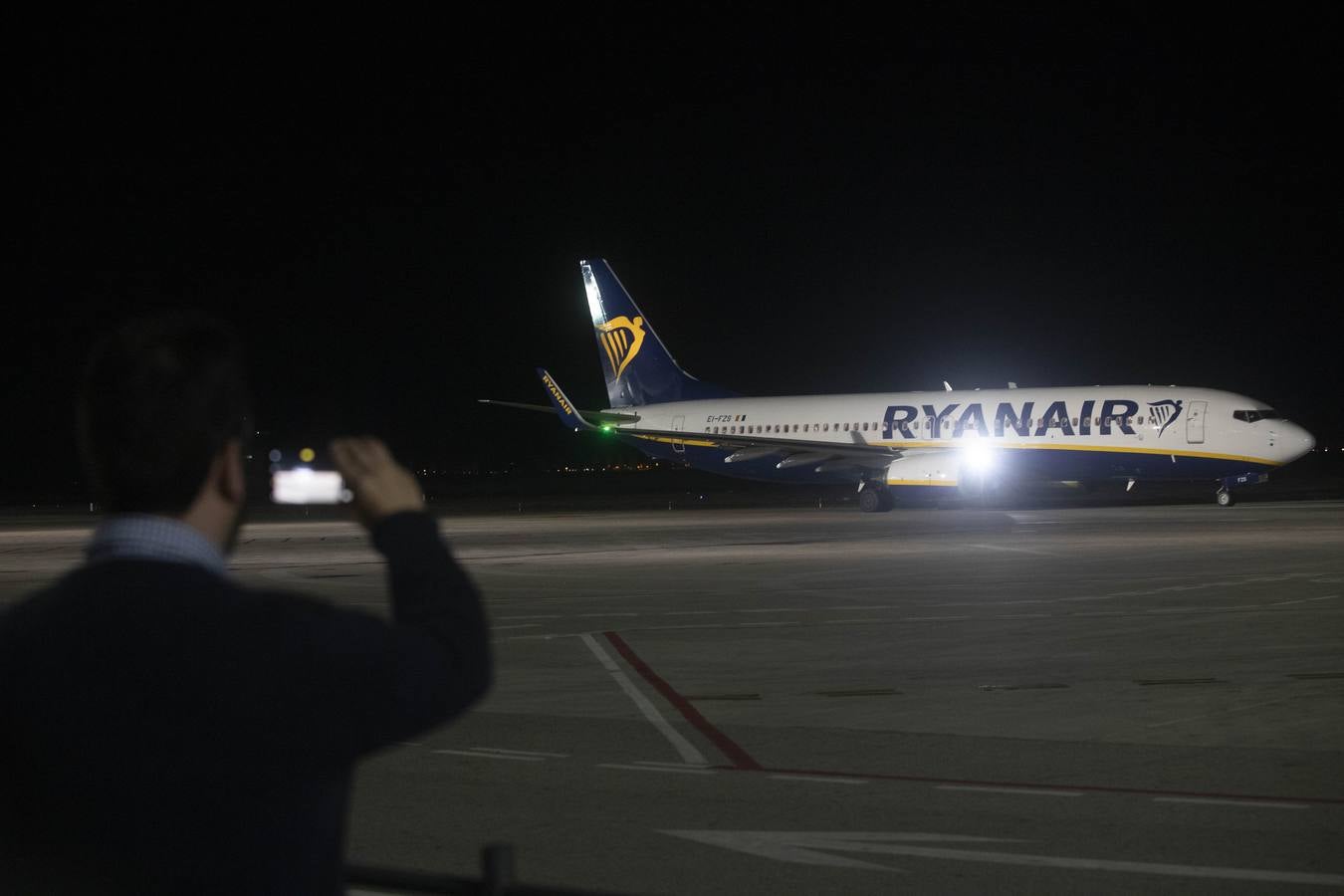 Los empleados del aeropuerto de San Javier realizaron la mudanza a las instalaciones de Corvera. Los últimos pasajeros de San Javier se despiden. 