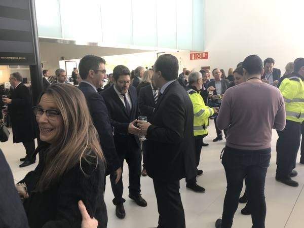 El primer vuelo de Corvera ya ha tomado tierra procedente de East Midlands. Esta inauguración ha contado con la presencia de su Majestad el Rey Felipe VI, el presidente de la Región, Fernando López Miras, el ministro de Fomento, José Luis Ábalos, y el delegado del gobierno de la Región de Murcia, Diego Conesa.