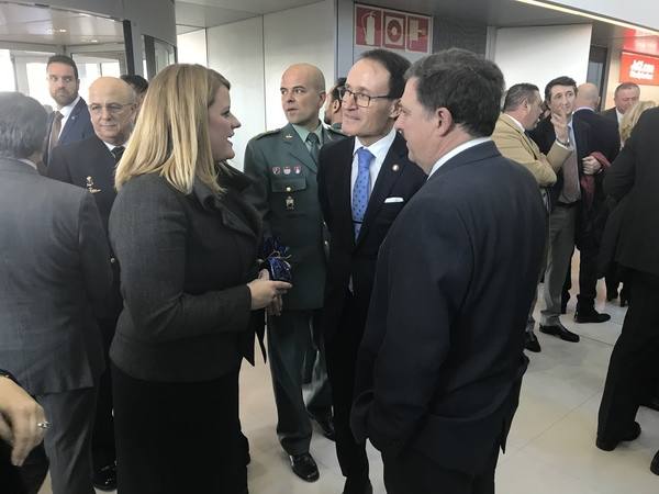 El primer vuelo de Corvera ya ha tomado tierra procedente de East Midlands. Esta inauguración ha contado con la presencia de su Majestad el Rey Felipe VI, el presidente de la Región, Fernando López Miras, el ministro de Fomento, José Luis Ábalos, y el delegado del gobierno de la Región de Murcia, Diego Conesa.