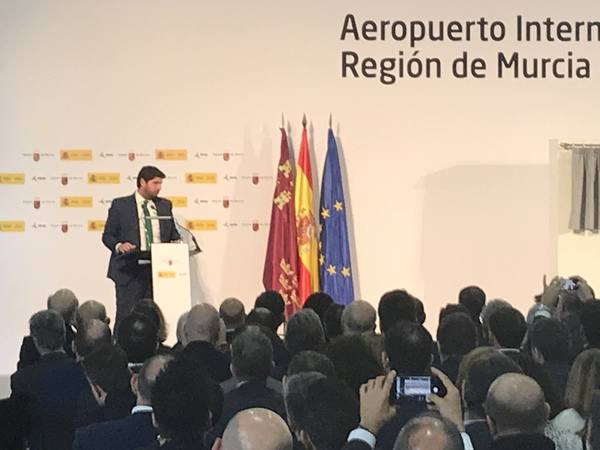 El primer vuelo de Corvera ya ha tomado tierra procedente de East Midlands. Esta inauguración ha contado con la presencia de su Majestad el Rey Felipe VI, el presidente de la Región, Fernando López Miras, el ministro de Fomento, José Luis Ábalos, y el delegado del gobierno de la Región de Murcia, Diego Conesa.