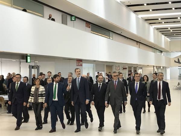 El primer vuelo de Corvera ya ha tomado tierra procedente de East Midlands. Esta inauguración ha contado con la presencia de su Majestad el Rey Felipe VI, el presidente de la Región, Fernando López Miras, el ministro de Fomento, José Luis Ábalos, y el delegado del gobierno de la Región de Murcia, Diego Conesa.