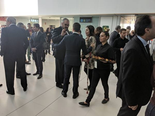 El primer vuelo de Corvera ya ha tomado tierra procedente de East Midlands. Esta inauguración ha contado con la presencia de su Majestad el Rey Felipe VI, el presidente de la Región, Fernando López Miras, el ministro de Fomento, José Luis Ábalos, y el delegado del gobierno de la Región de Murcia, Diego Conesa.