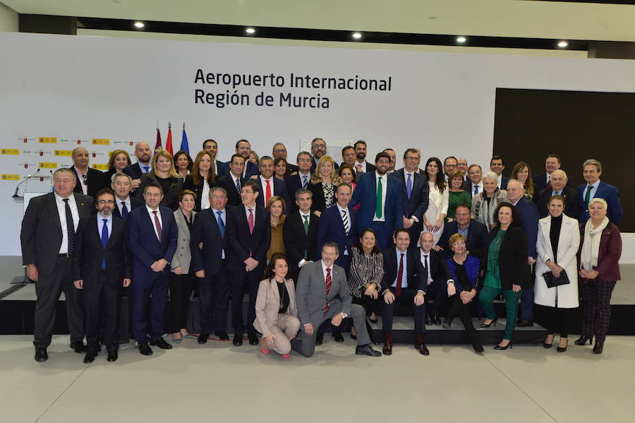 El primer vuelo de Corvera ya ha tomado tierra procedente de East Midlands. Esta inauguración ha contado con la presencia de su Majestad el Rey Felipe VI, el presidente de la Región, Fernando López Miras, el ministro de Fomento, José Luis Ábalos, y el delegado del gobierno de la Región de Murcia, Diego Conesa.