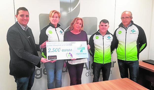 Ruiz, Millán, Lafuente, Sánchez y Miras, con el cheque. 