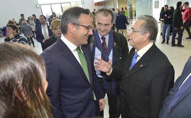 El delegado del Gobierno en la Región, Diego Conesa, charla con Tomás Fuertes, presidente del Grupo Fuertes, durante la inauguración del aeropuerto internacional de la Región.