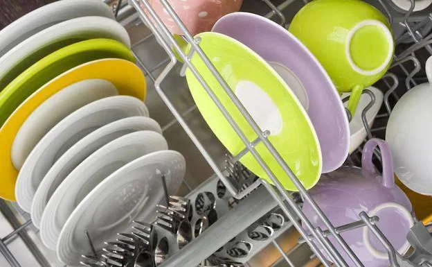 El error que mucha gente comete antes de meter los platos en el lavavajillas