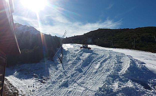 Las máquinas trabajan en los trazados de La Pinilla