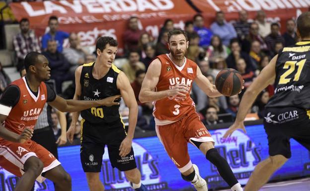 Álex Urtasun, jugador del UCAM CB, en su último partido de la Liga Endesa contra el Iberostar Tenerife.