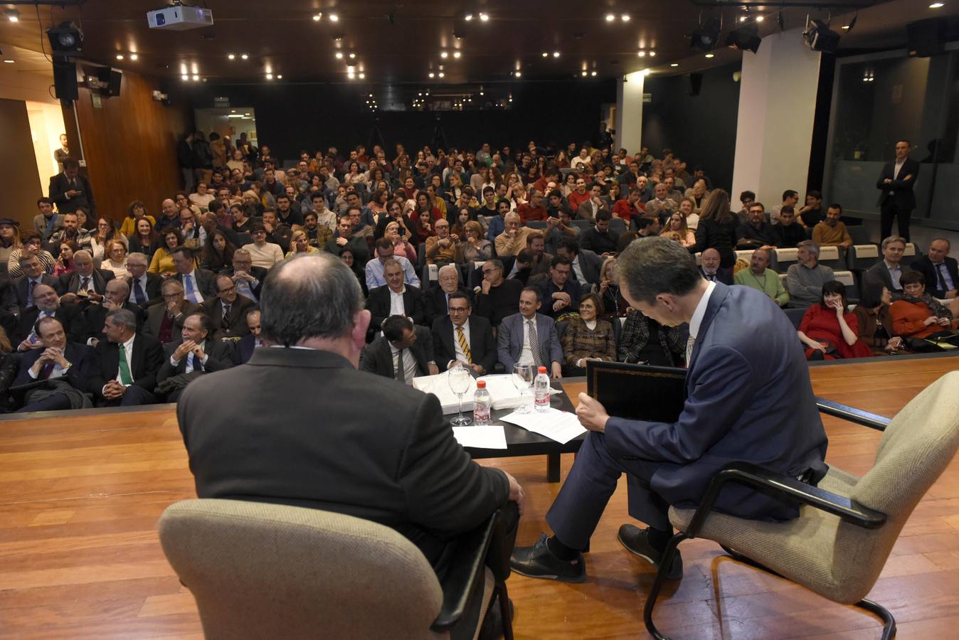 El ministro de Ciencia respondió a las preguntas del vicepresidente de la Academia de Ciencias de la Región, Alberto Requena.